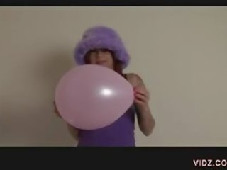 Inviting slattern rubs Pussy against balloon